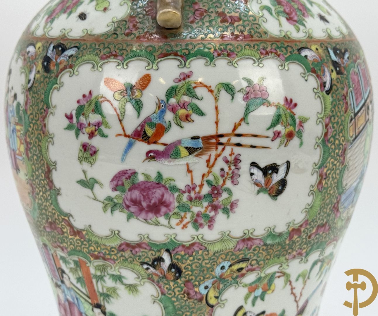 Chinese porseleinen Kantonvaas met geanimeerde taferelen, bloemen, vogel en vlinderdecor