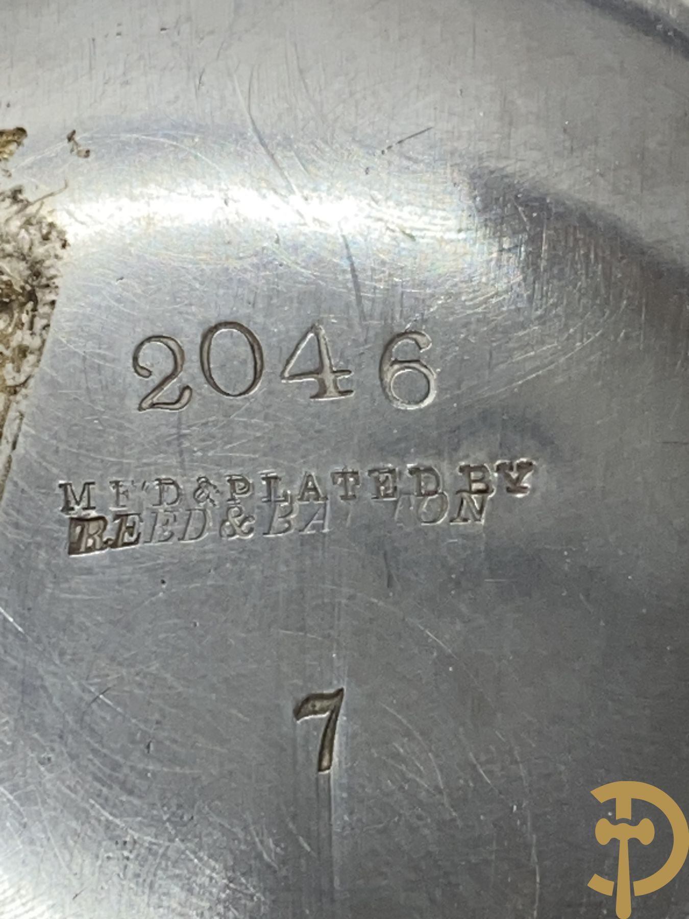 Verzilverd koffiestel MFD & Plated by Reed & Barton 2046 bestaande uit koffiekan, melkkan en suikerpot met ovale medaillons + verzilverde coupe met eekhoorn en rocaille + verzilverde coupe met glas + Verzilverde schenkkan met houten handvat