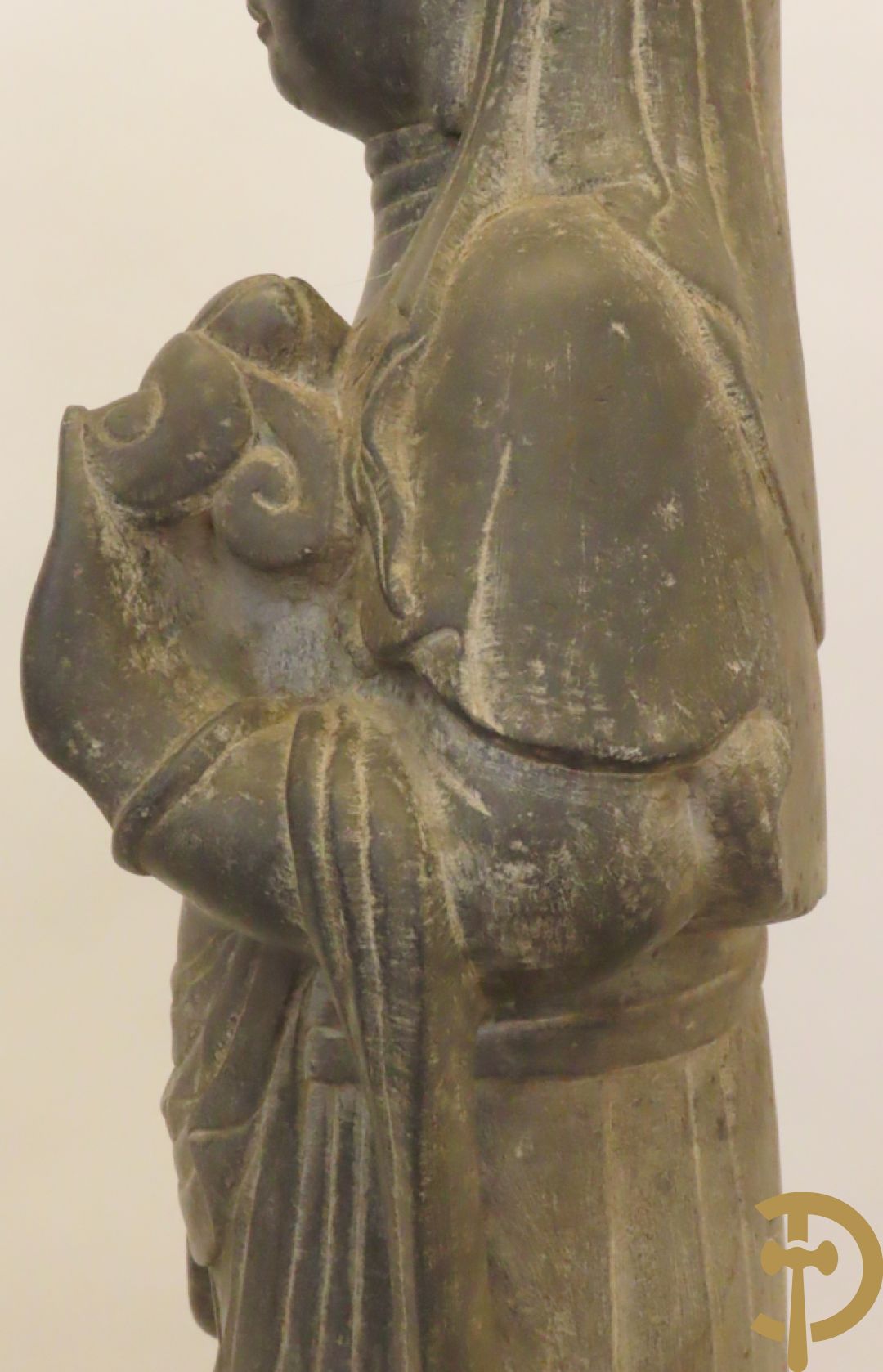 Aziatisch handgesculpteerd stenen beeld van een staande boedha