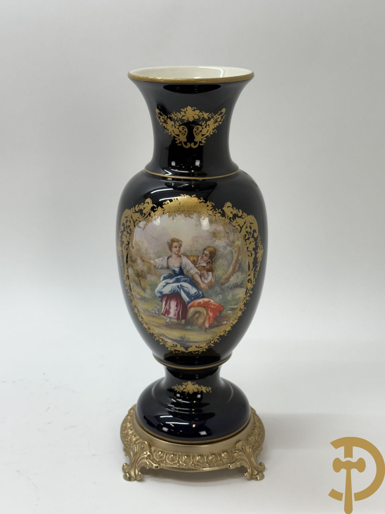 Paar kobaltblauwe porseleinen vazen met romantisch decor op koperen voet, ACF gemerkt