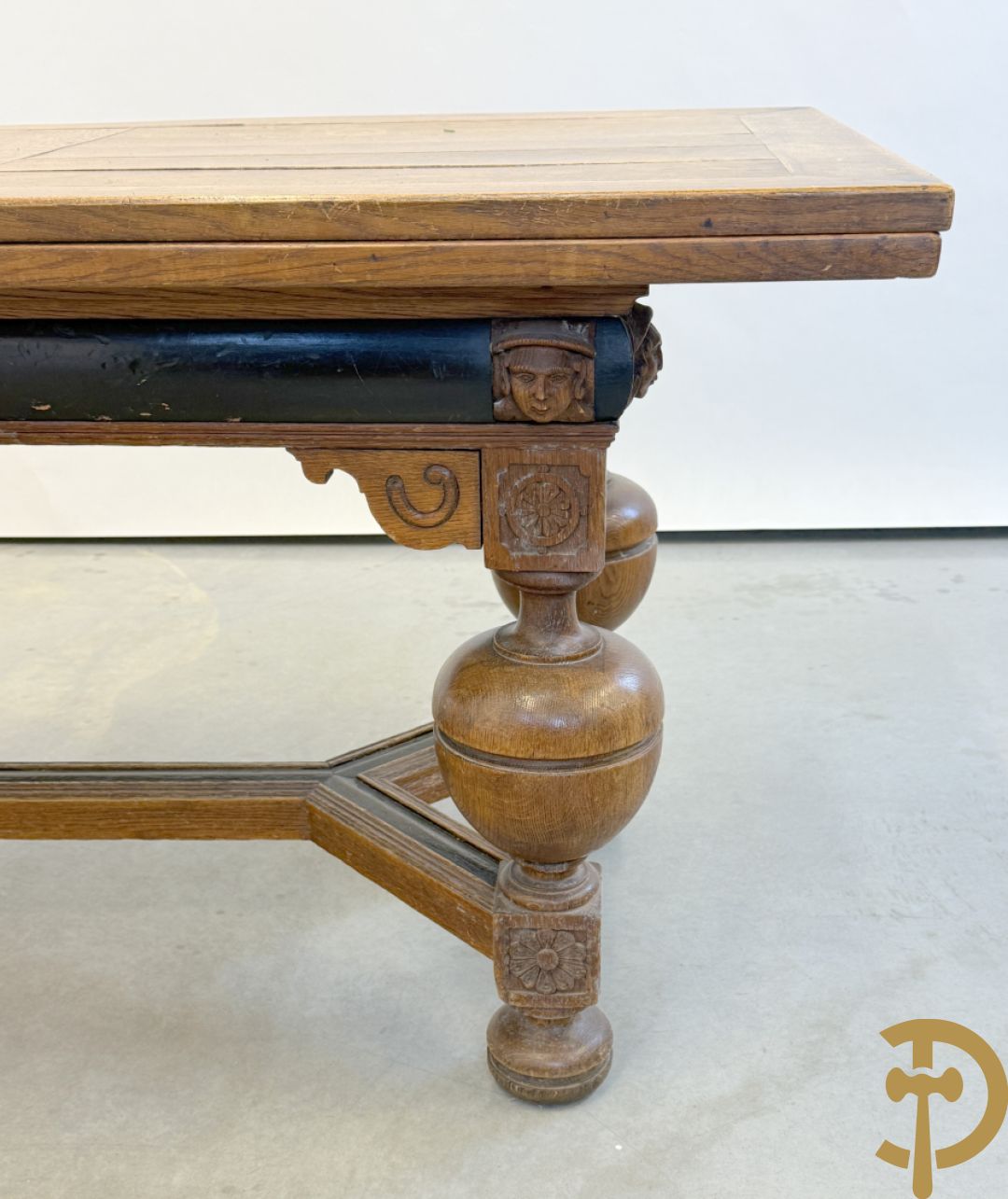 Eiken Neo Renaissance bolpoottafel bezet met rosassen en gesculpteerde kinderkopjes
