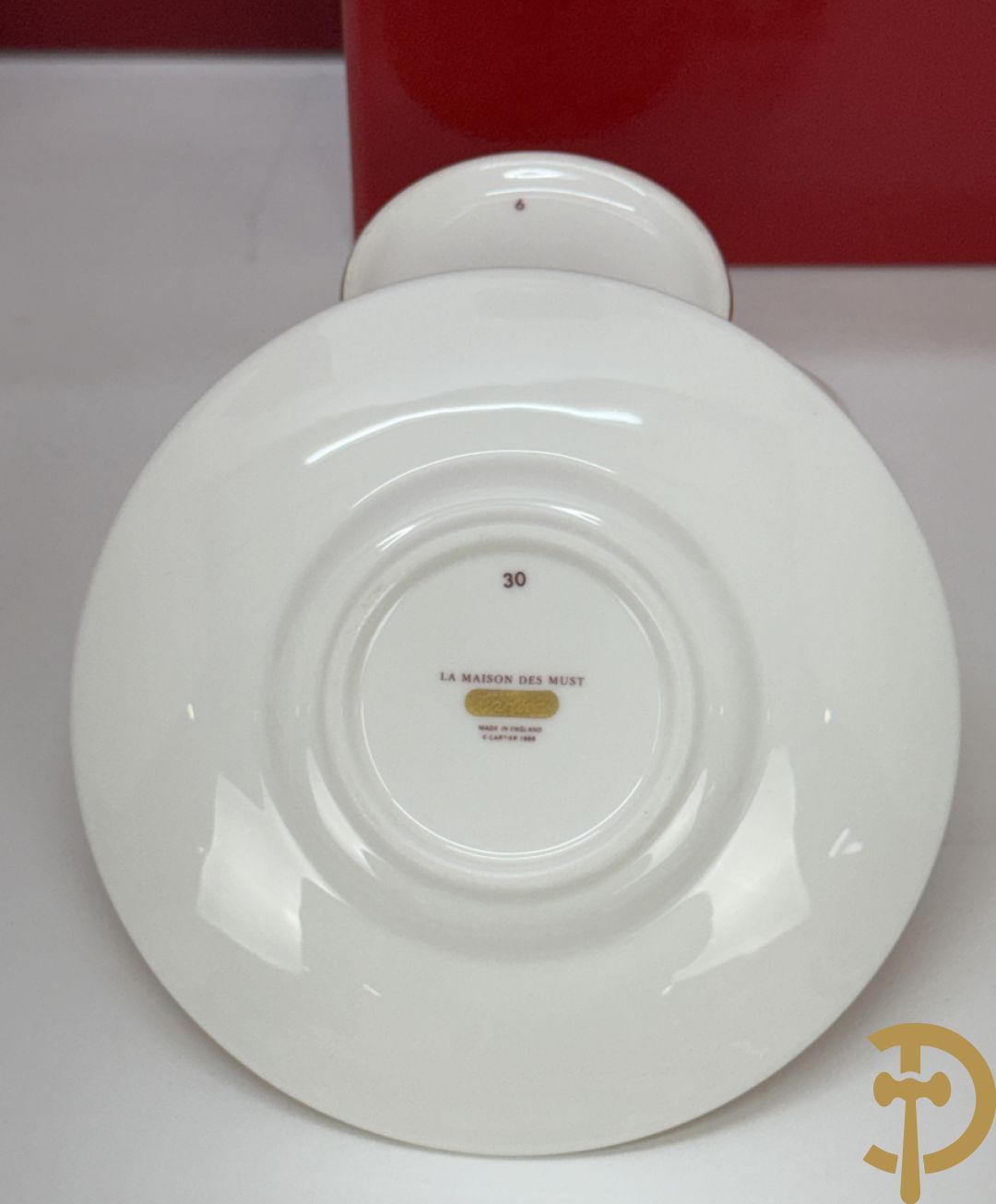 Porseleinen servies Cartier met vergulde rand bestaande uit 4 grote borden, 8 dessert bordjes, 8 koffie kopjes en schoteltjes en 8 kleine bordjes, La Maison Des Must