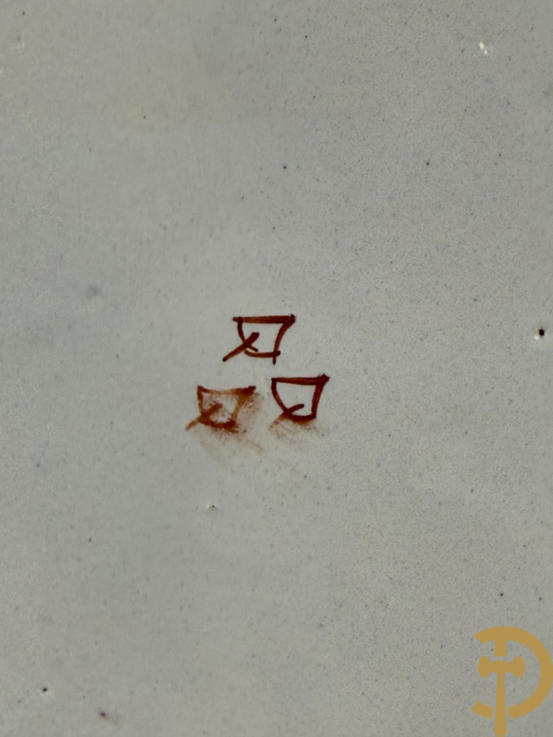 Paar Delftse meerkleurige pauwenstaartbordjes, achteraan gemerkt