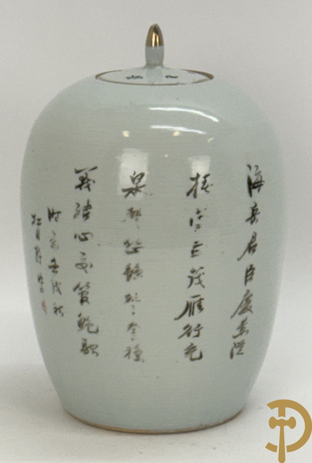 Drie Chinese porseleinen dekselpotiches met vogel- en bloemendecor