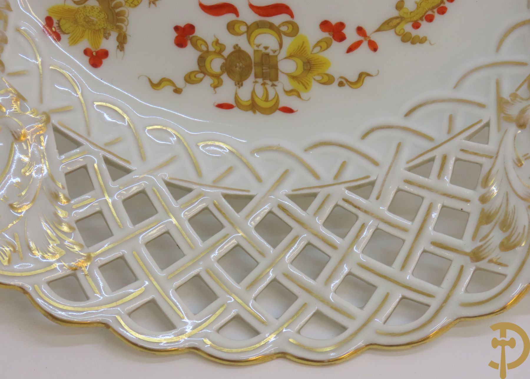 Zes porseleinen borden onder gemerkt met zwaarden / Meissen : 1 bord met stadstafereel, 1 verlucht bord met drakendecor, 1 bord met vogeldecor, 1 met bloemen en 2 met bloemendecor omgeven door vergulde rand