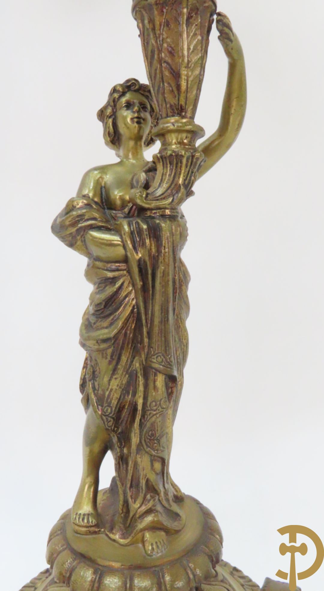 Paar bronzen kandelaars met dame houdende een toorts met 6 kaarsen