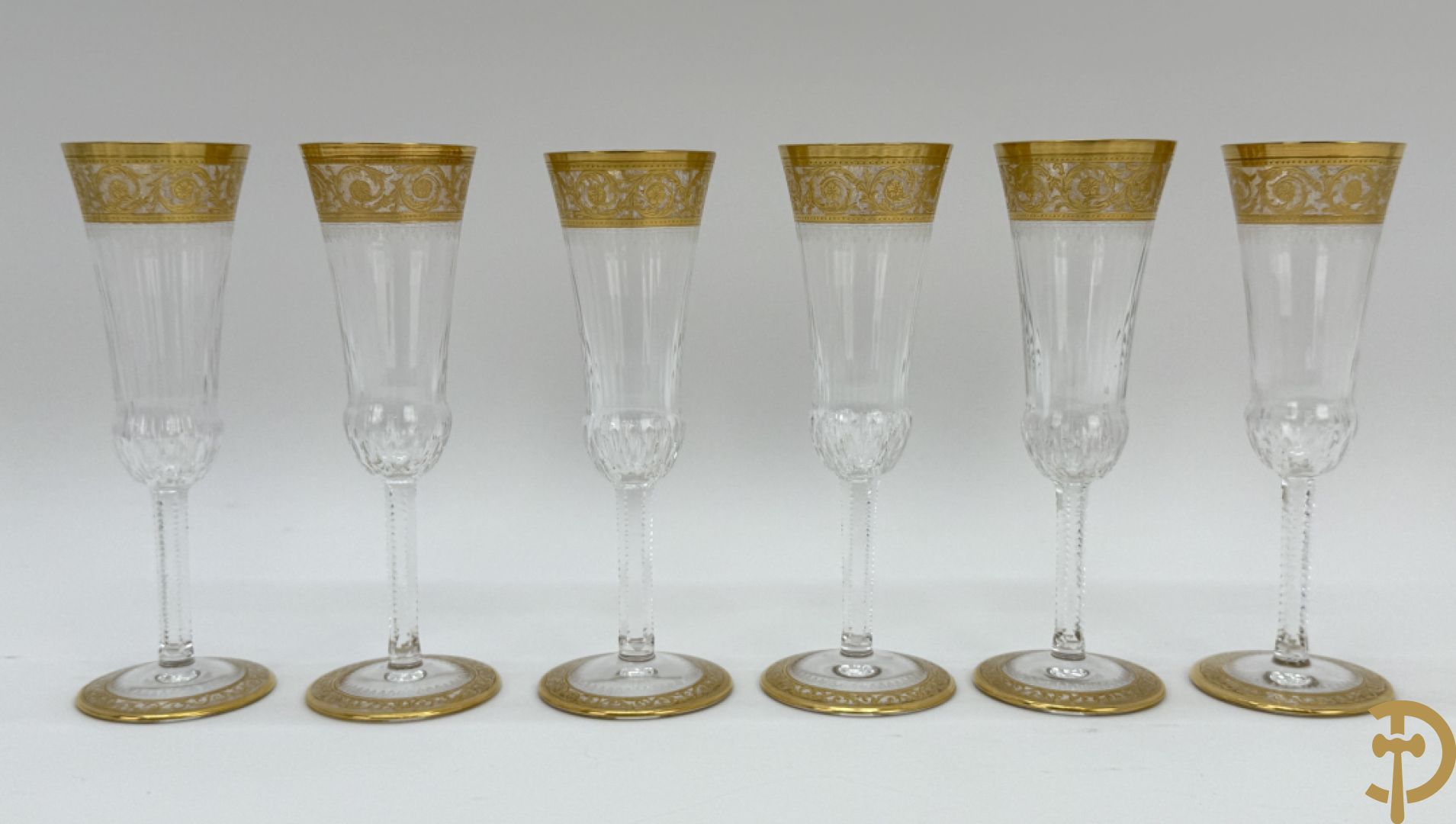 Zes fluitvormige kristallen champagne glazen met Thistle decor, cristallerie Saint Louis gemerkt
