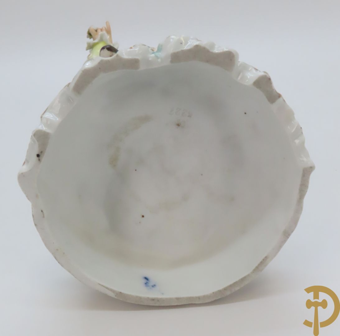 Paar meerkleurige porseleinen beelden van romantisch koppel , onderaan gemerkt