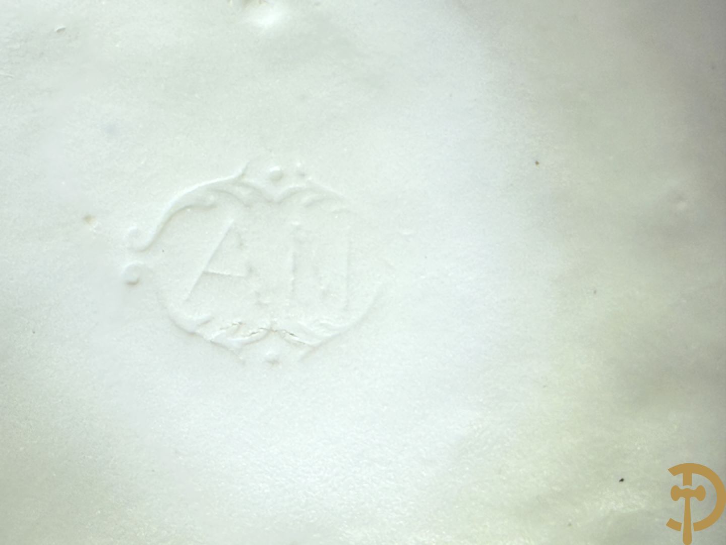 Paar grote witte biscuits van elegant koppel, onderaan gemerkt AM