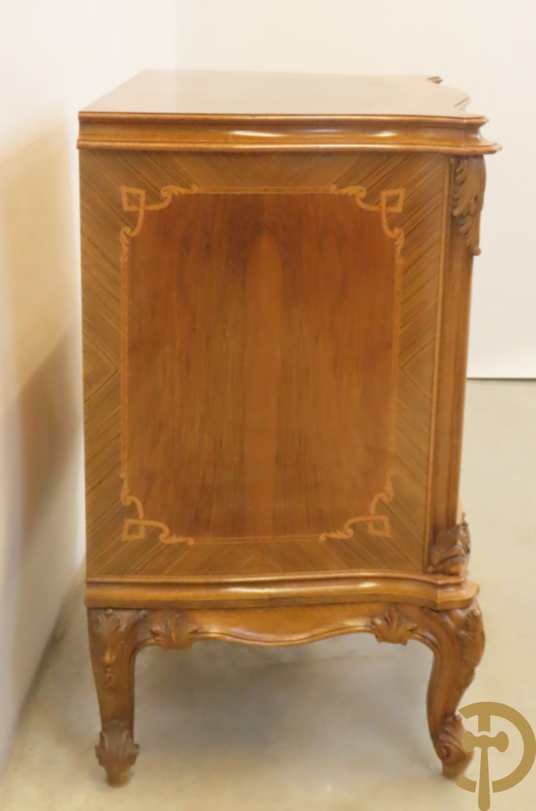 Notelaren vierladen commode met accanthusranken op voluutvormige poten