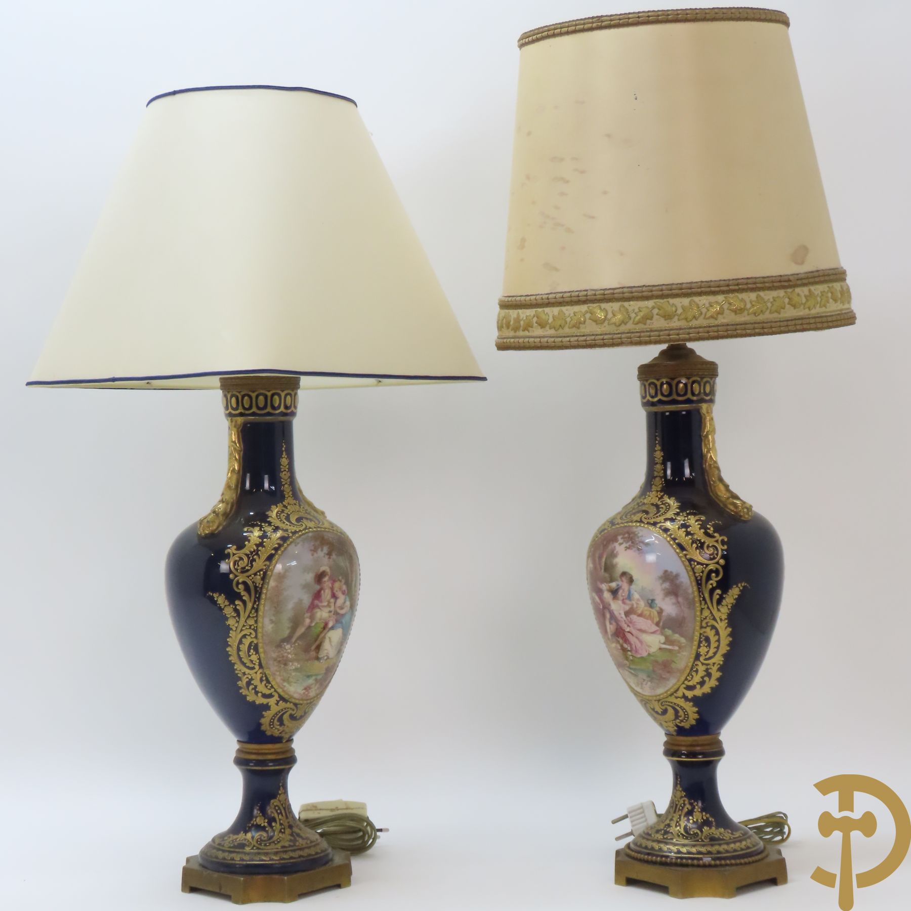 Paar kobaltblauwe porseleinen vazen met dubbel motief als lampadaire