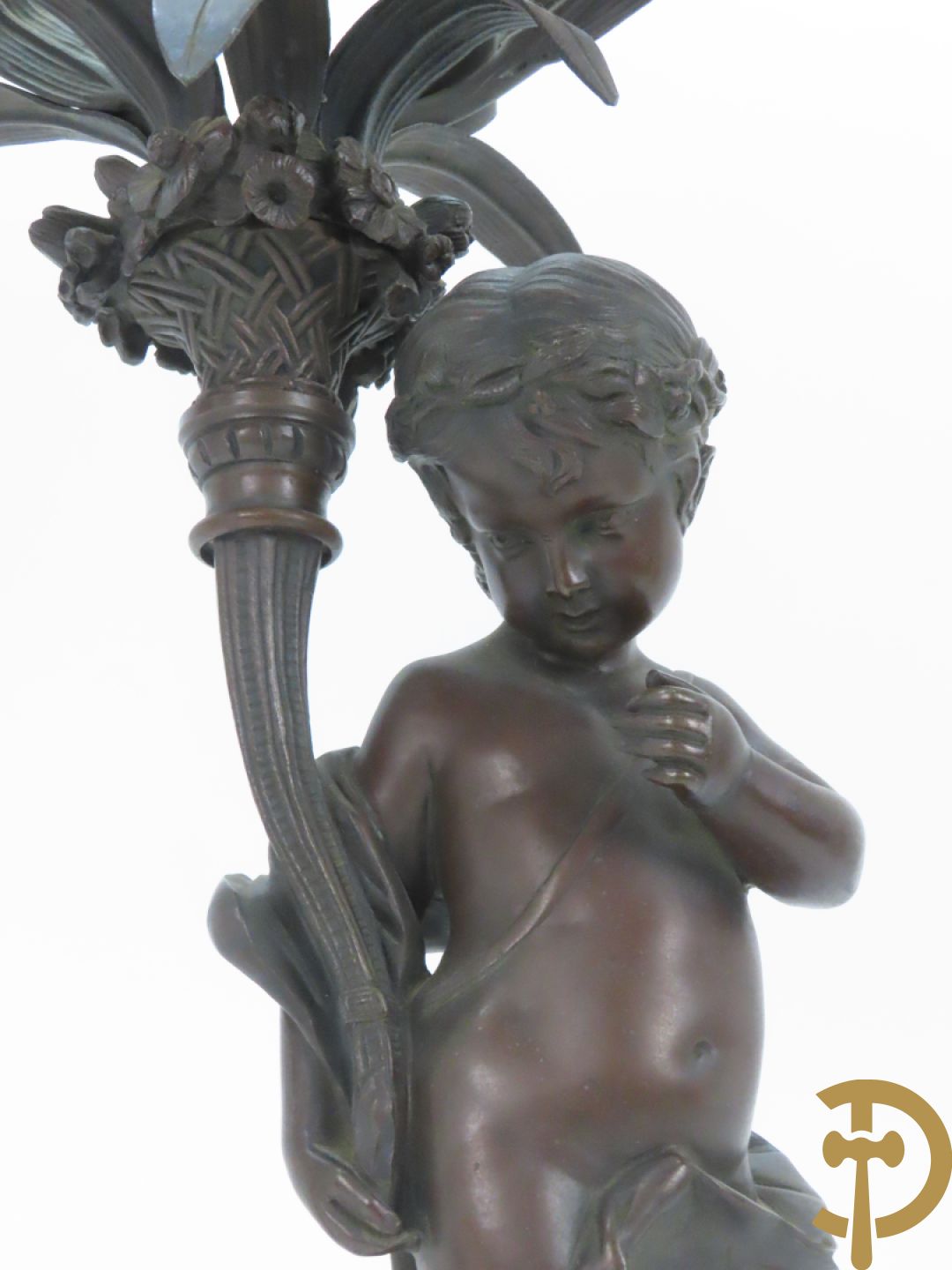 CLODION getekend - Paar elegante bronzen dames met tambour en fruit, geflankeerde door jonge faune, op marmeren klokstel - opgebouwd als garnituur met 2 kandelaars met bronzen kindjes dragende een toorts met bloemen en kaarsen