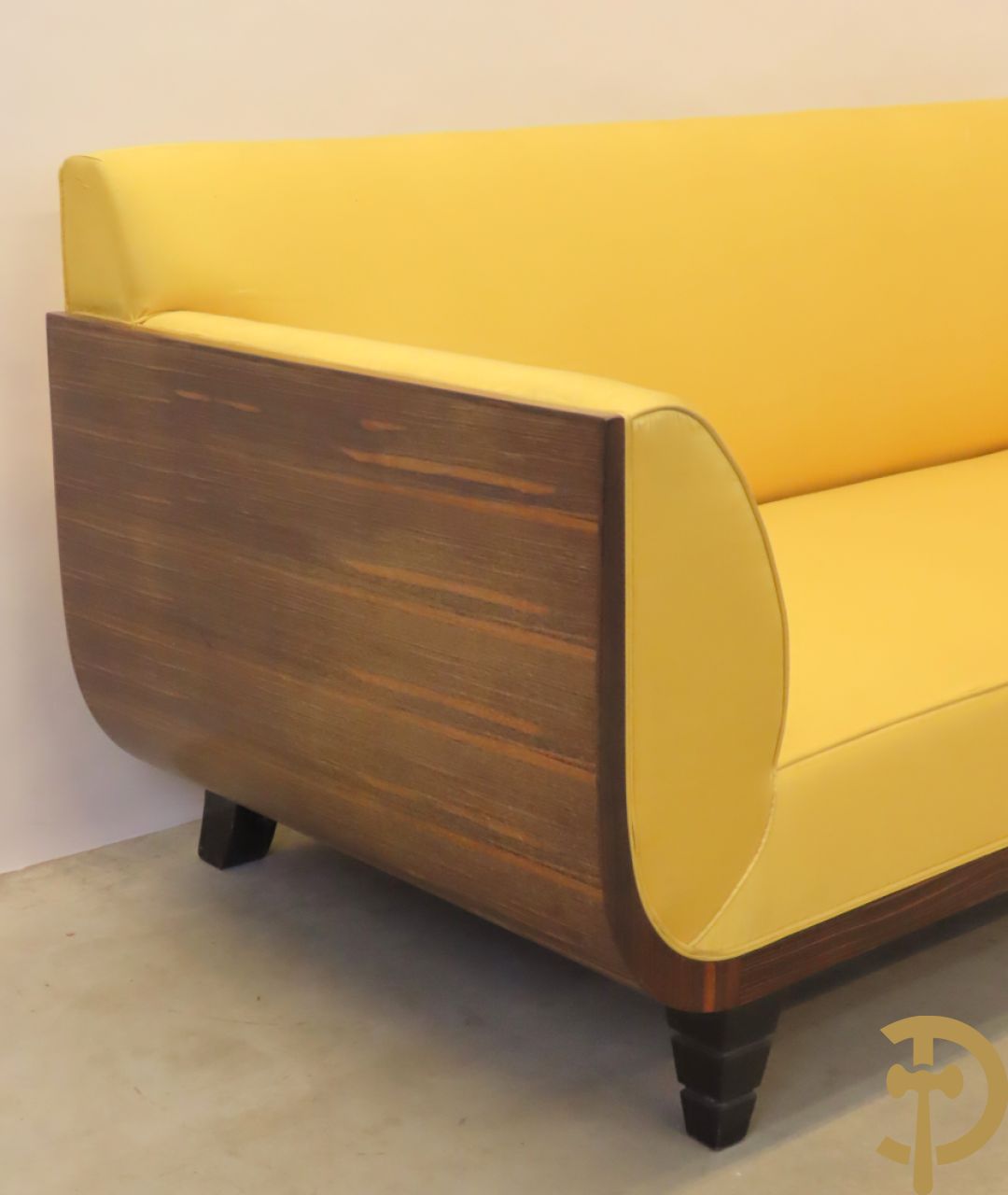 Canapé met gele zijden stof bekleed op palissander chassis, Art deco stijl
