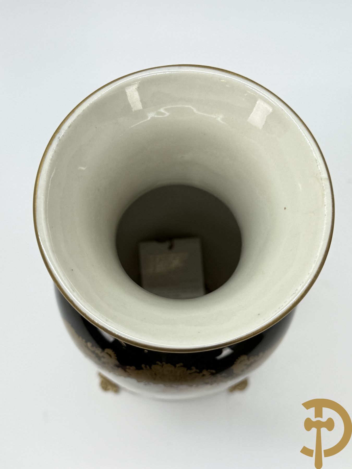 Paar kobaltblauwe porseleinen vazen met romantisch decor op koperen voet, ACF gemerkt