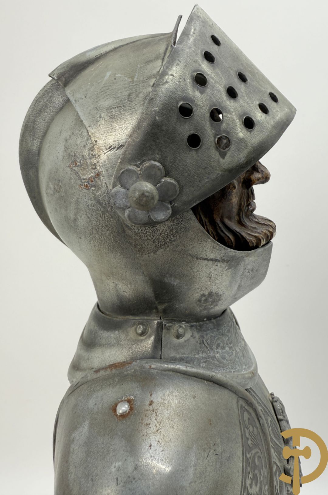 Miniatuur harnas met terra cotta hoofdje in helm op houten voet