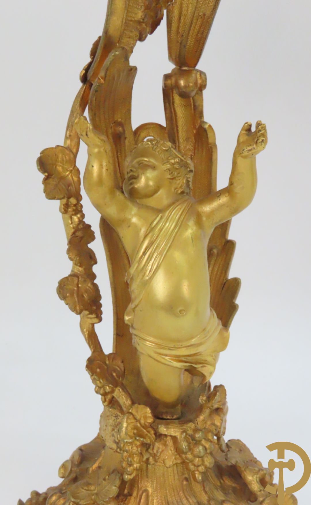 Bronzen schouwklok bezet met 2 cupido