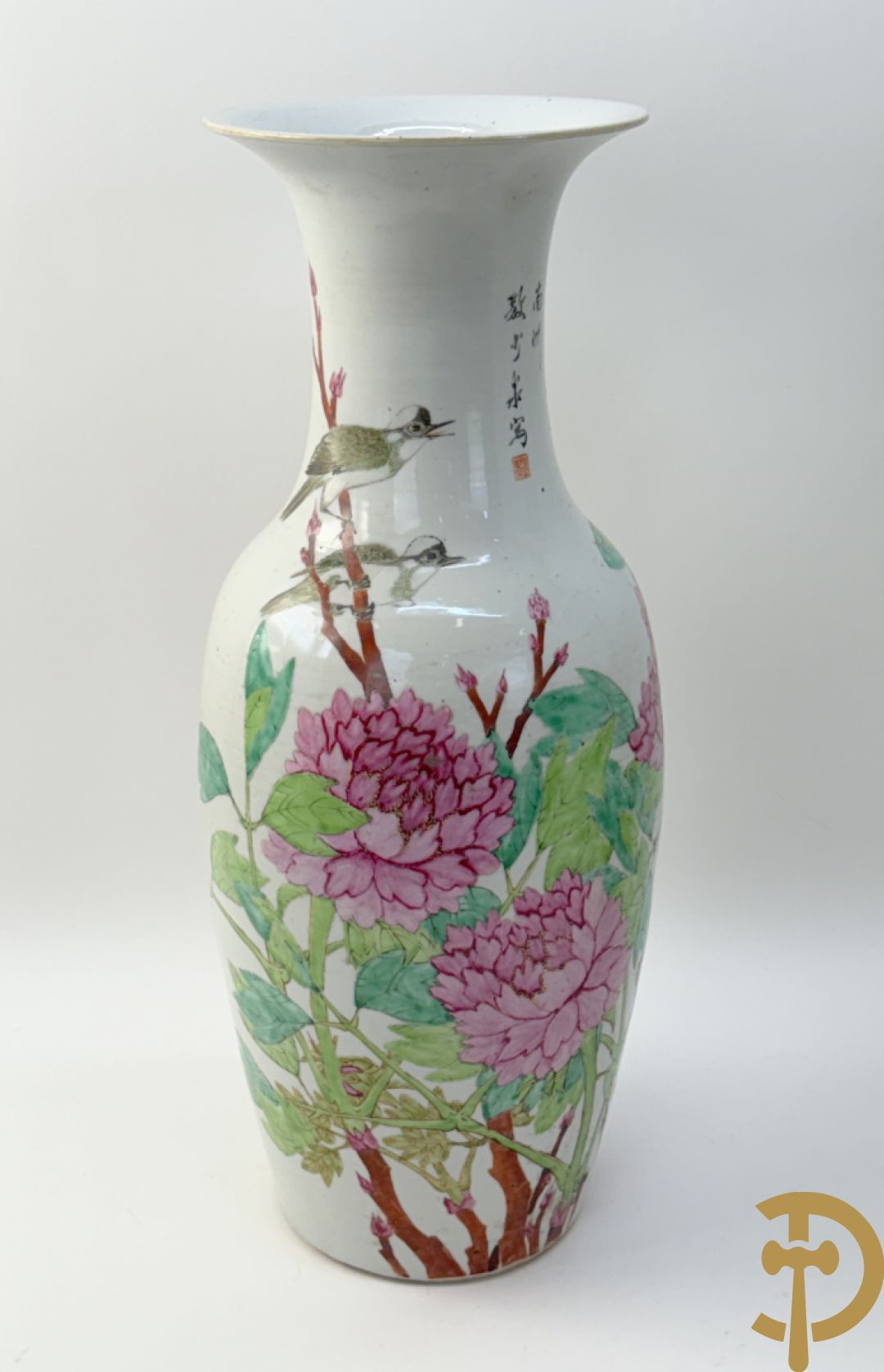 Paar Chinese porseleinen vazen met bloemen- en vogeldecor, achteraan getekend