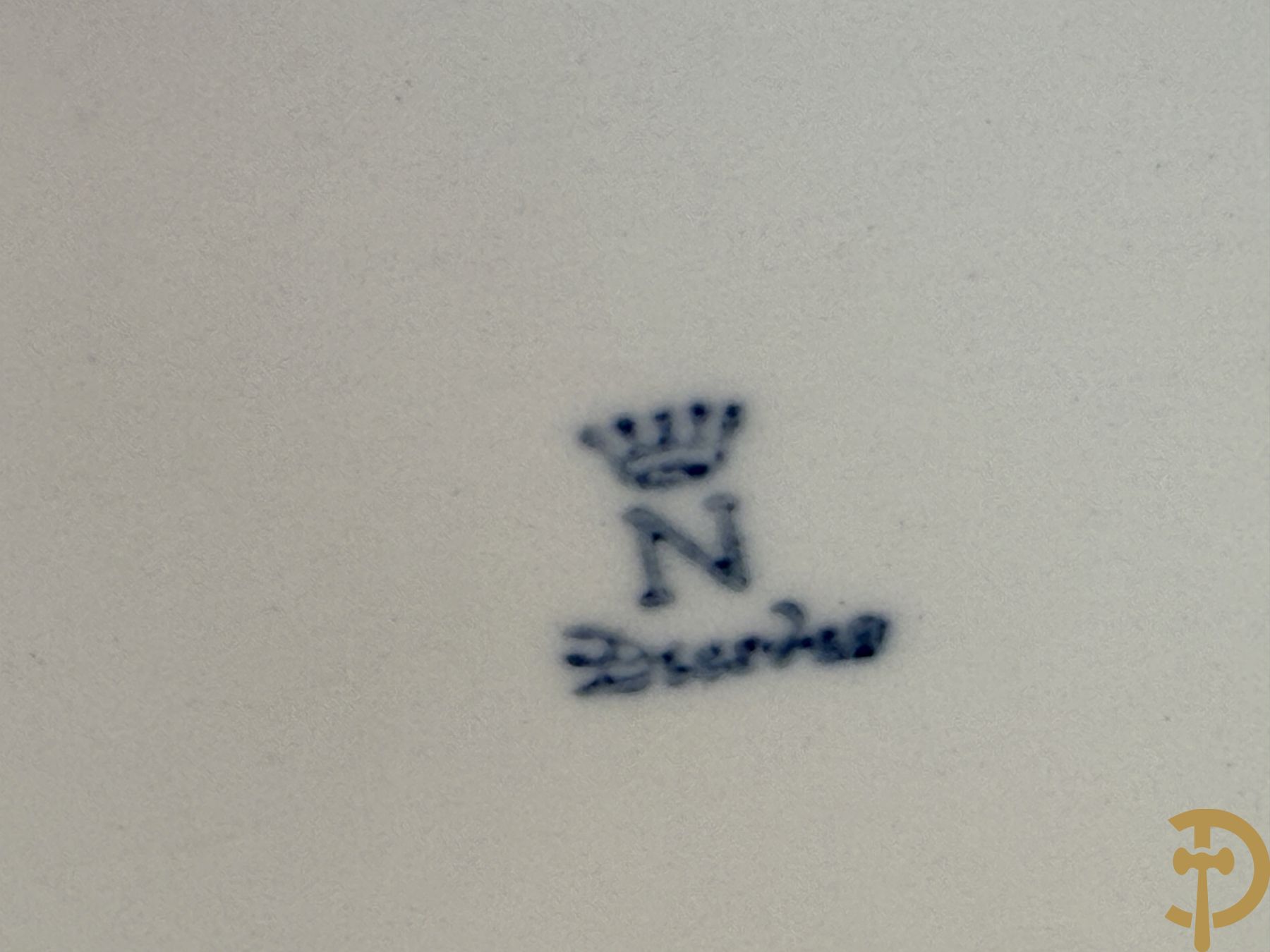 Italiaanse biscuitgroepen w.o. grote groep met 2 liggende naakte dames met zwaan, jongeman op rots, vioolspeler met edeldame, dame met kanten jurk en kinderen + Armani G. getekend 