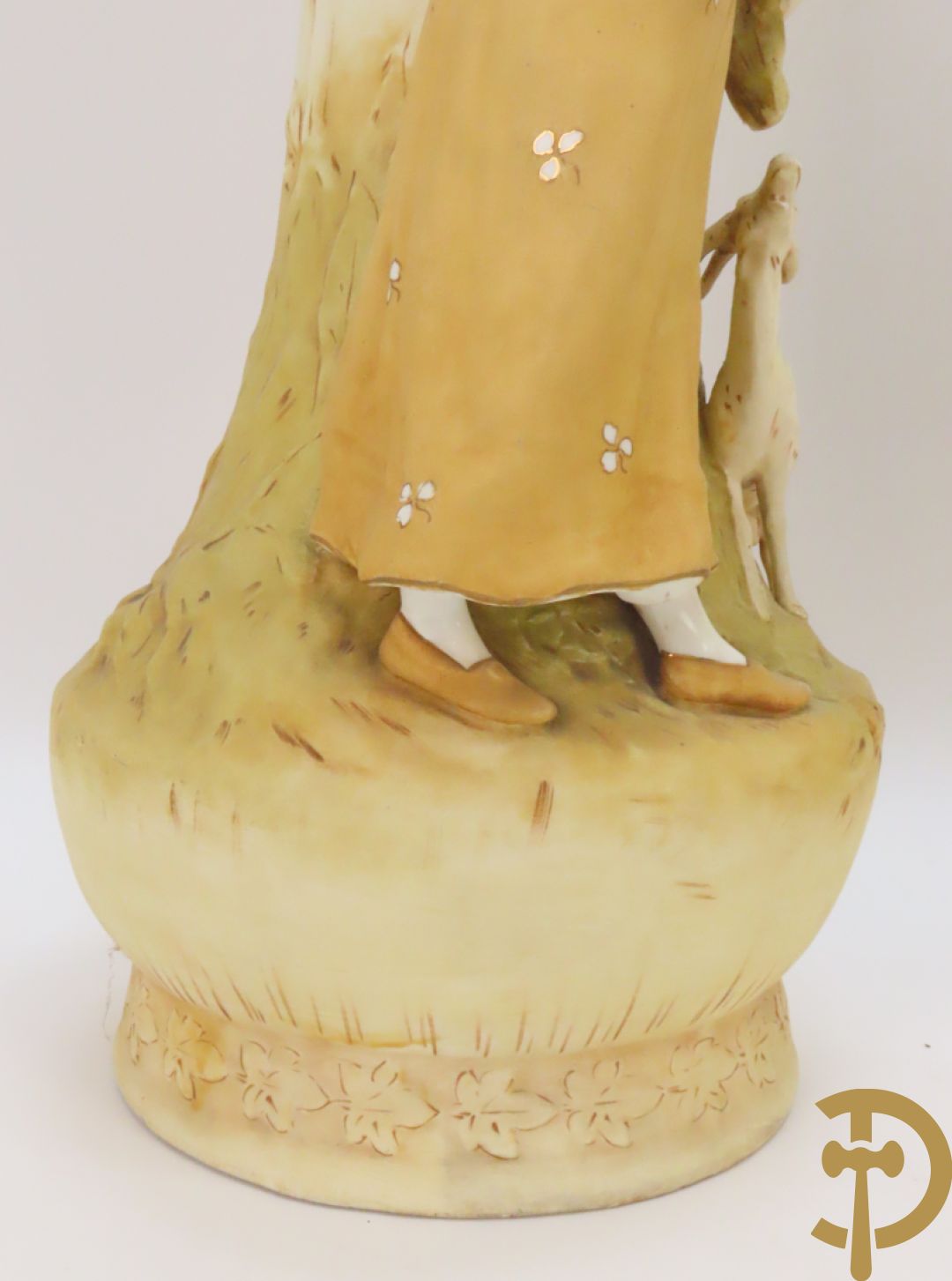 Paar Royal Dux vazen met herderpaar, gemerkt onderaan