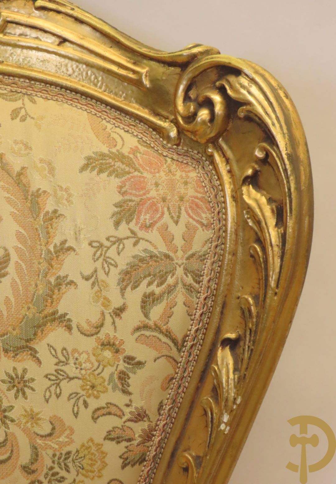 Uitzonderlijke vergulde Louis XV eetkamer bestaande uit vijfdeursdressoir met voluutvormige accanthusranken en rocailles, beschilderd met bloemenmotieven en centraal tafererel met hoornen des overvloeds + bijhorende spiegel vergulde tafel op voluutvormige poten met zes bijhorende stoelen + vitrine met accanthusranken en centrale deur, op voluutvormige poten