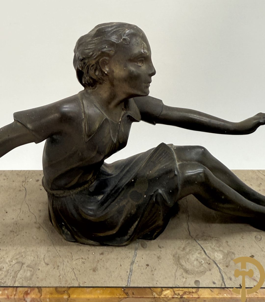 Driedelige marmeren Art deco garnituur, bovenaan bekroond met meisje met bal in zamak - geflankeerd door paar marmeren zijstukken