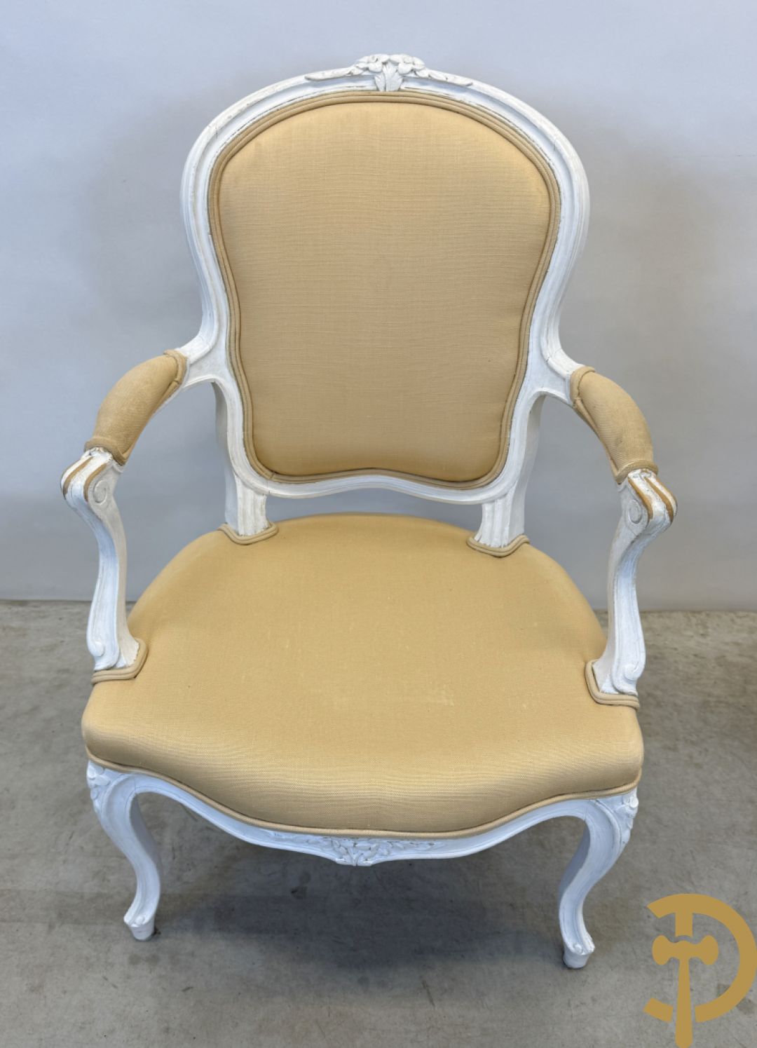 Paar wit gemonochromeerde Louis XV armzetels op voluutvormige poten + 1 andere