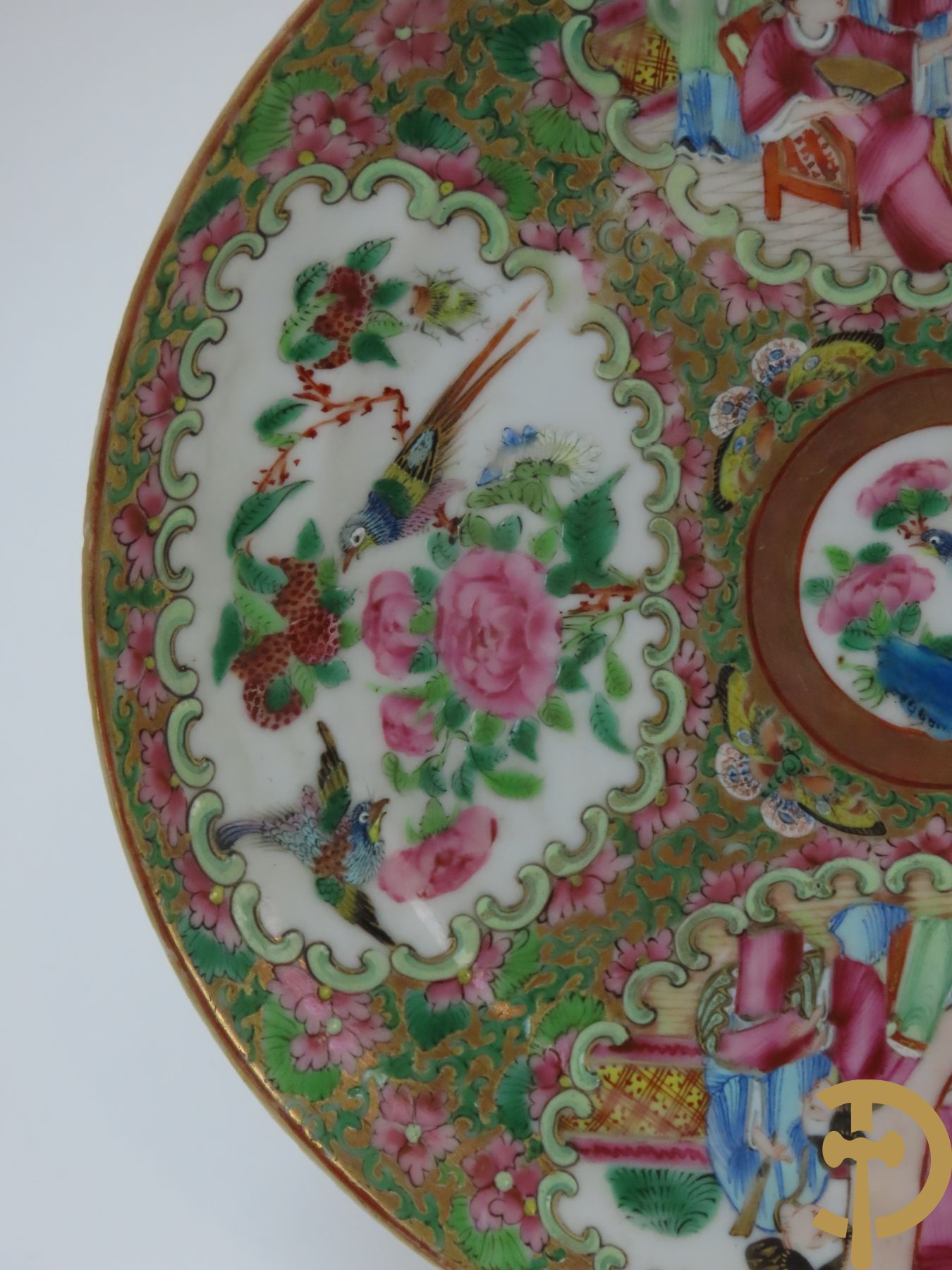 Zes Chinese porseleinen Kantonbordjes met geanimeerde scènes en bloemen- en vogeldecor