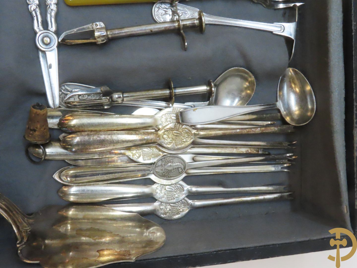 Reeks verzilverde kandelaars met rocailles + paar koperen kandelaars + houten kandelaar + 2 tinnen schotels + bestek e.a.