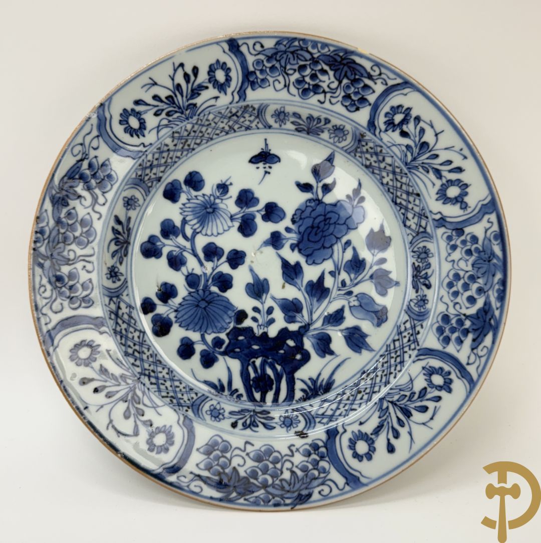 Acht Chinese porseleinen blauw/wit bordjes met bloemendecor, Kangxi