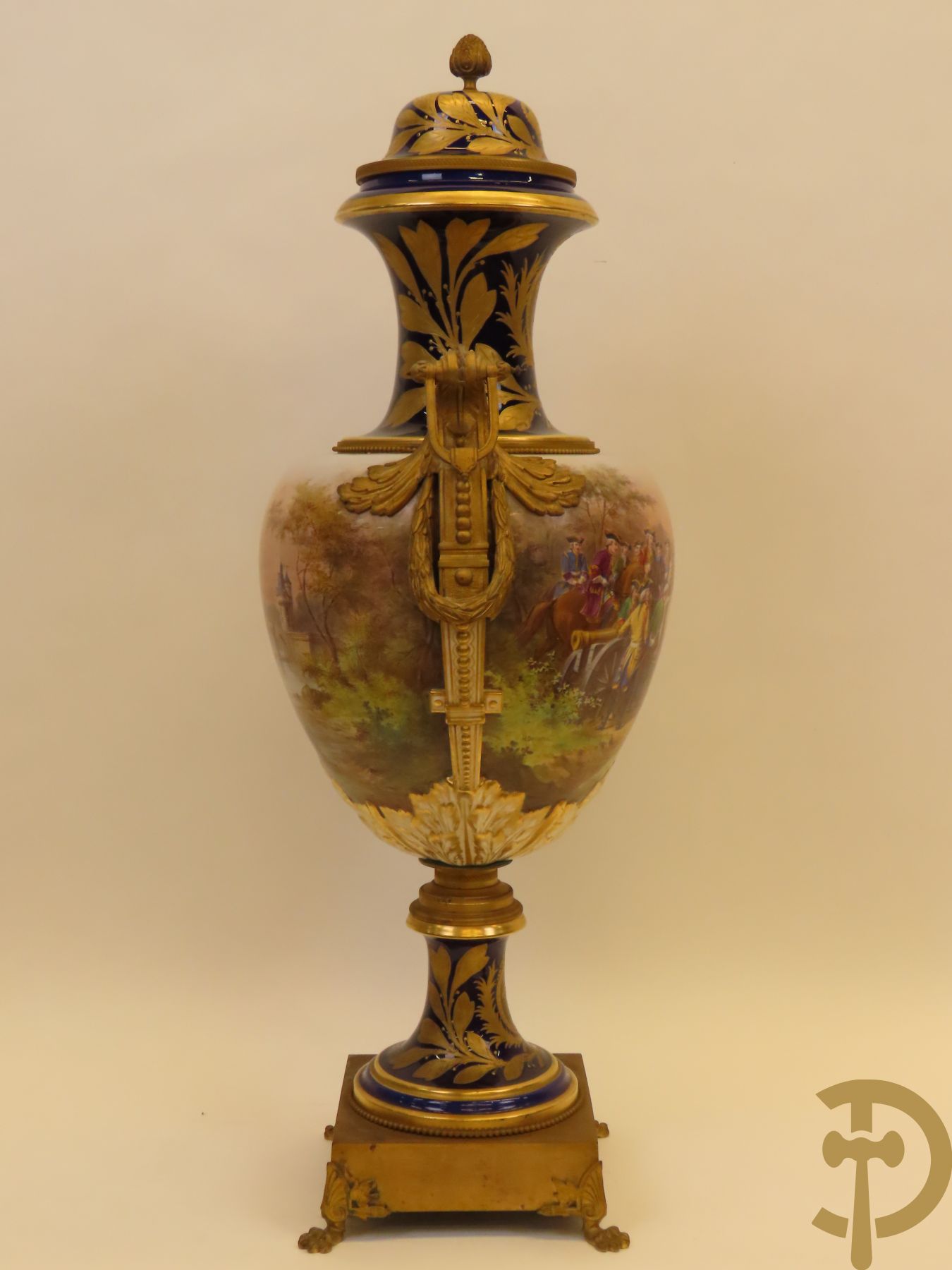 Grote porseleinen Sèvres vaas met dubbel decor van cavalerie, slagveldtaferelen en zicht op kasteel, DESPREZ H. getekend in het decor - bovenaan met verguld decor en zijdelings met bronzen oren en accanthusranken - deksel met Sèvres merkteken - op vierkante bronzen sokkel met klauwepoten