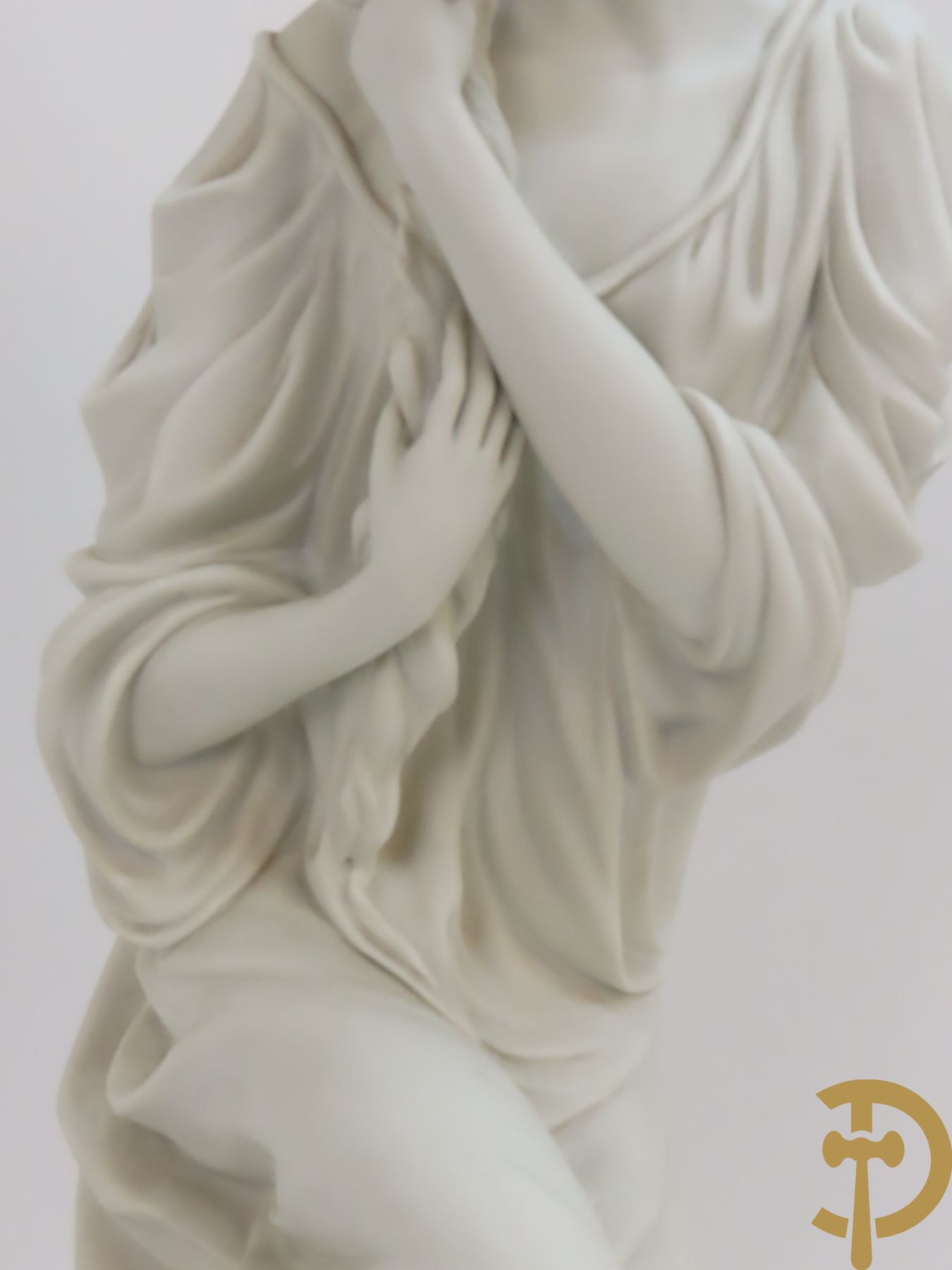 Drie beelden in Capo di Monte porselein : dame met lang haar, jongeman met vis en koppel op bank