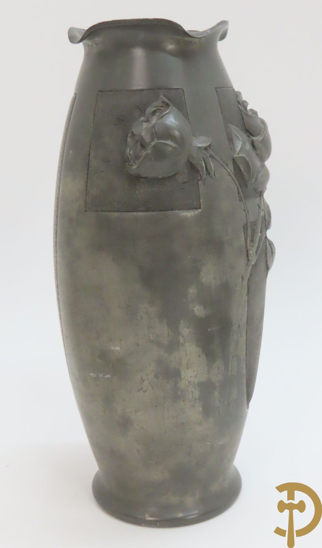 Verzilverde vaas met vogeldecor, Kayser gemerkt + 3 tinnen Art Deco vaasjes w.o. 1 gemerkt Hering + tinnen Art Deco inktstel