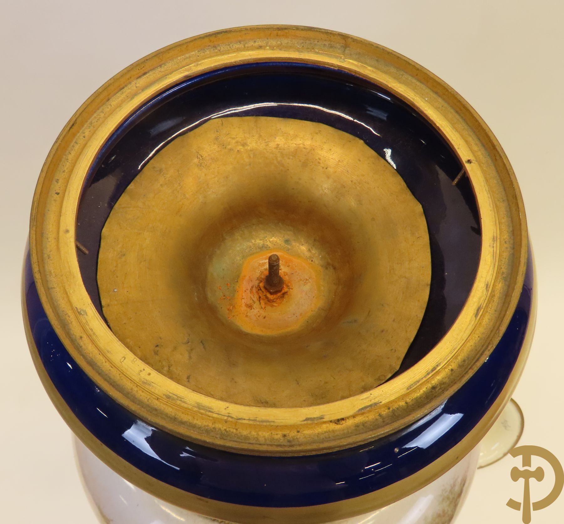 Grote porseleinen Sèvres vaas met dubbel decor van cavalerie, slagveldtaferelen en zicht op kasteel, DESPREZ H. getekend in het decor - bovenaan met verguld decor en zijdelings met bronzen oren en accanthusranken - deksel met Sèvres merkteken - op vierkante bronzen sokkel met klauwepoten