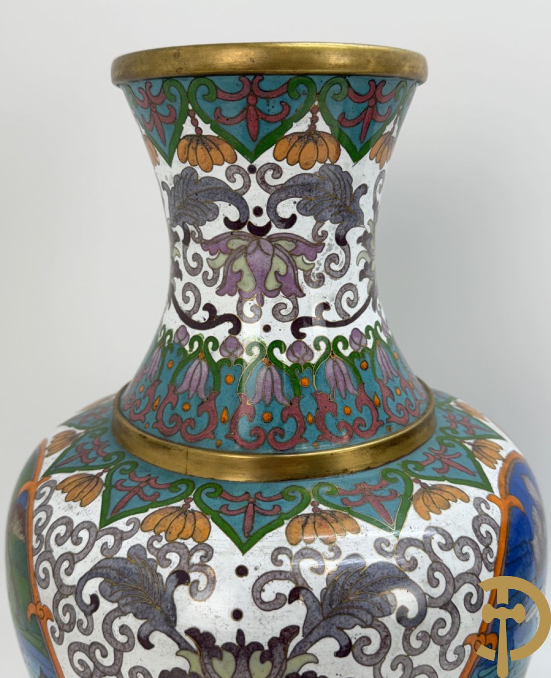 Paar cloisoné vazen met decor van vogels en bloemen op bijhorende zwarte sokkels