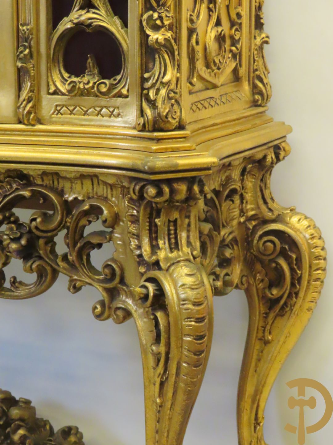 Uitzonderlijke vergulde Louis XV eetkamer bestaande uit vijfdeursdressoir met voluutvormige accanthusranken en rocailles, beschilderd met bloemenmotieven en centraal tafererel met hoornen des overvloeds + bijhorende spiegel vergulde tafel op voluutvormige poten met zes bijhorende stoelen + vitrine met accanthusranken en centrale deur, op voluutvormige poten