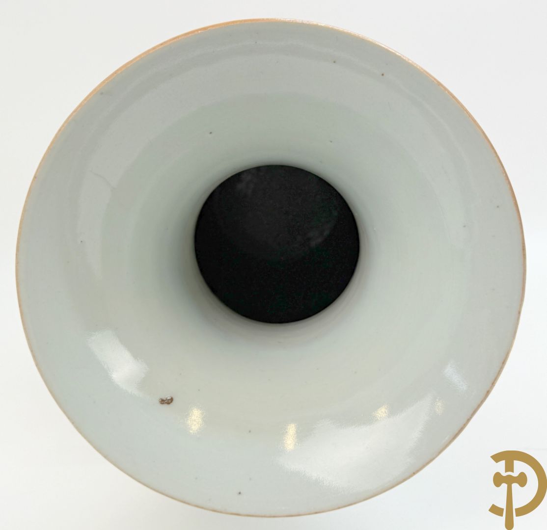 Chinese porseleinen vaas met decor van dames en hert in landschap