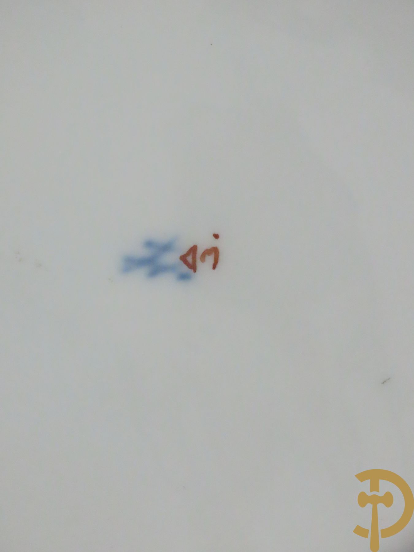 Zes porseleinen borden onder gemerkt met zwaarden / Meissen : 1 bord met stadstafereel, 1 verlucht bord met drakendecor, 1 bord met vogeldecor, 1 met bloemen en 2 met bloemendecor omgeven door vergulde rand