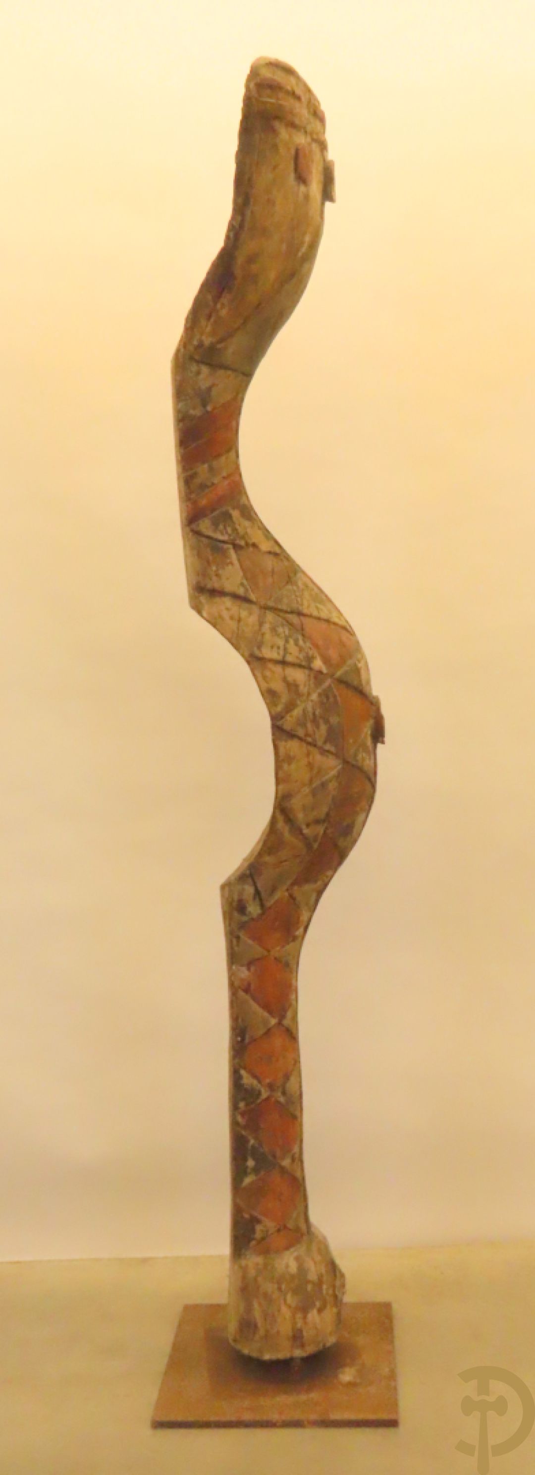 Afrikaans gekleurd decoratief sierelement als totempaal op ijzeren sokkel