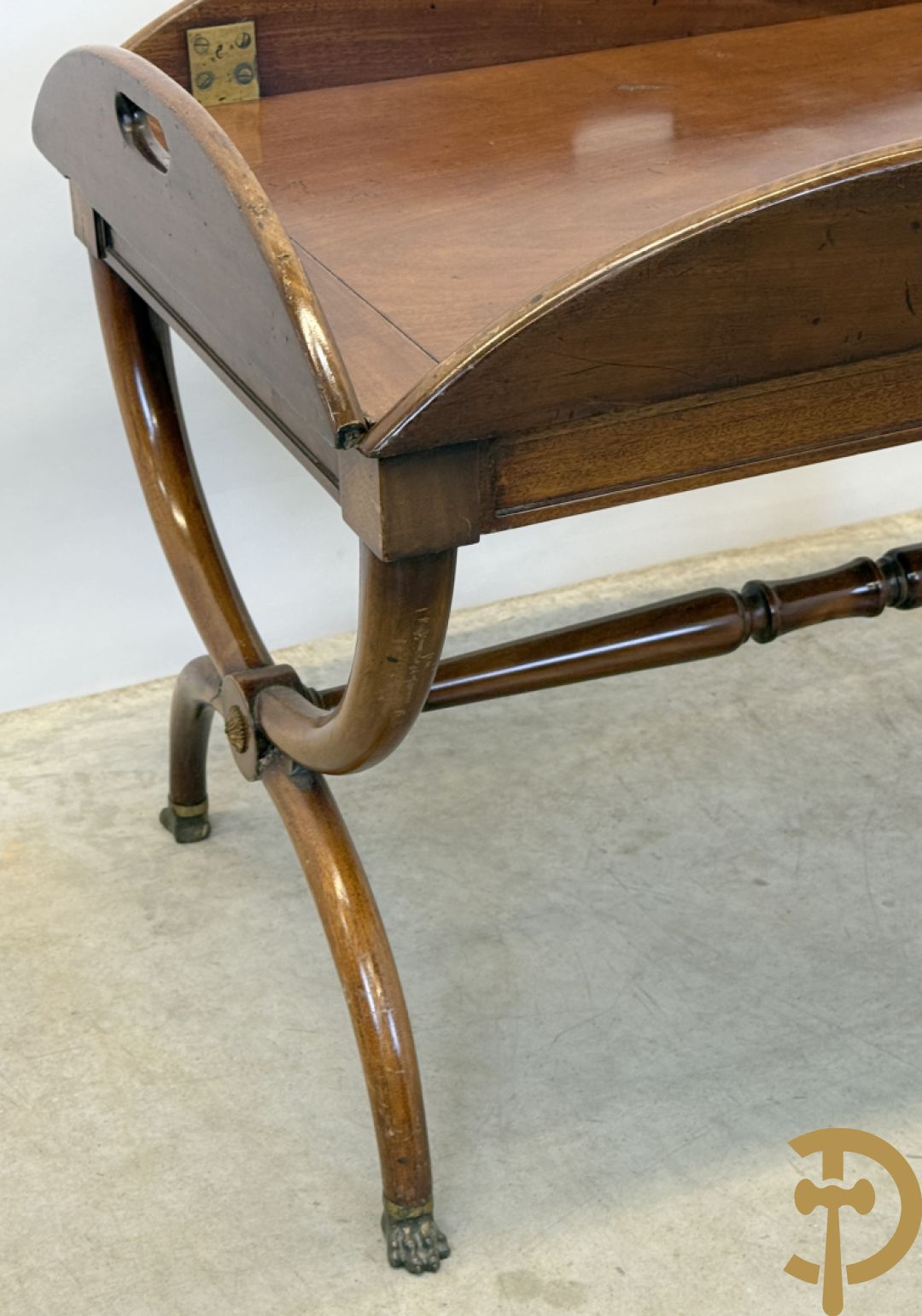 Engelse notelaren servingtable op vast onderstel