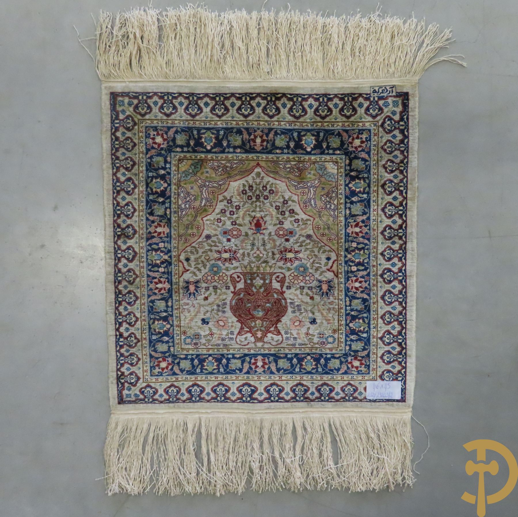 Oosters handgeknoopt zijden tapijt Hereke met decor van amfoor en accanthusranken, getekend