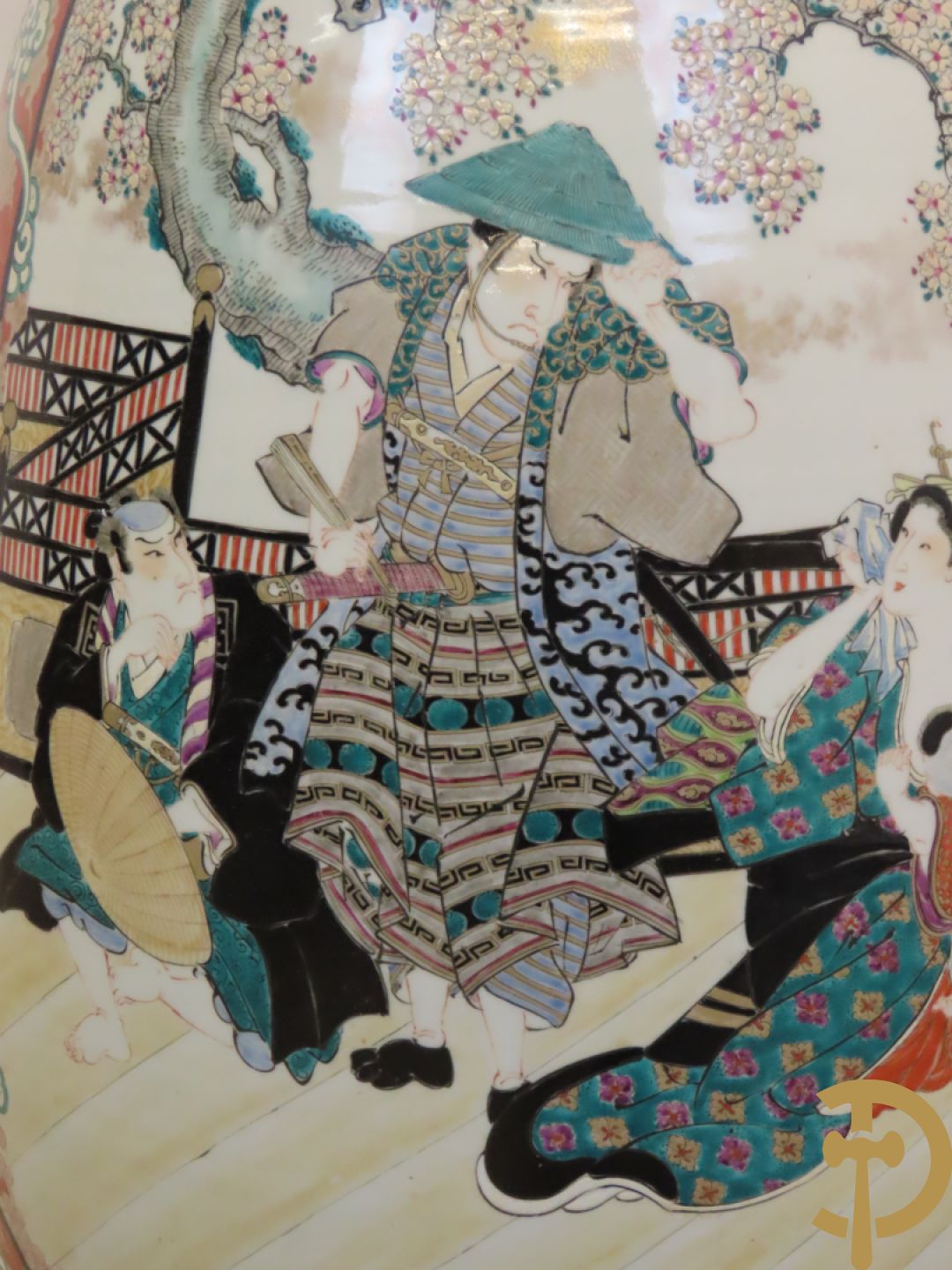 Japanse porseleinen waaiervaas met decor van geisha en krijger, bovenaan met florale motieven