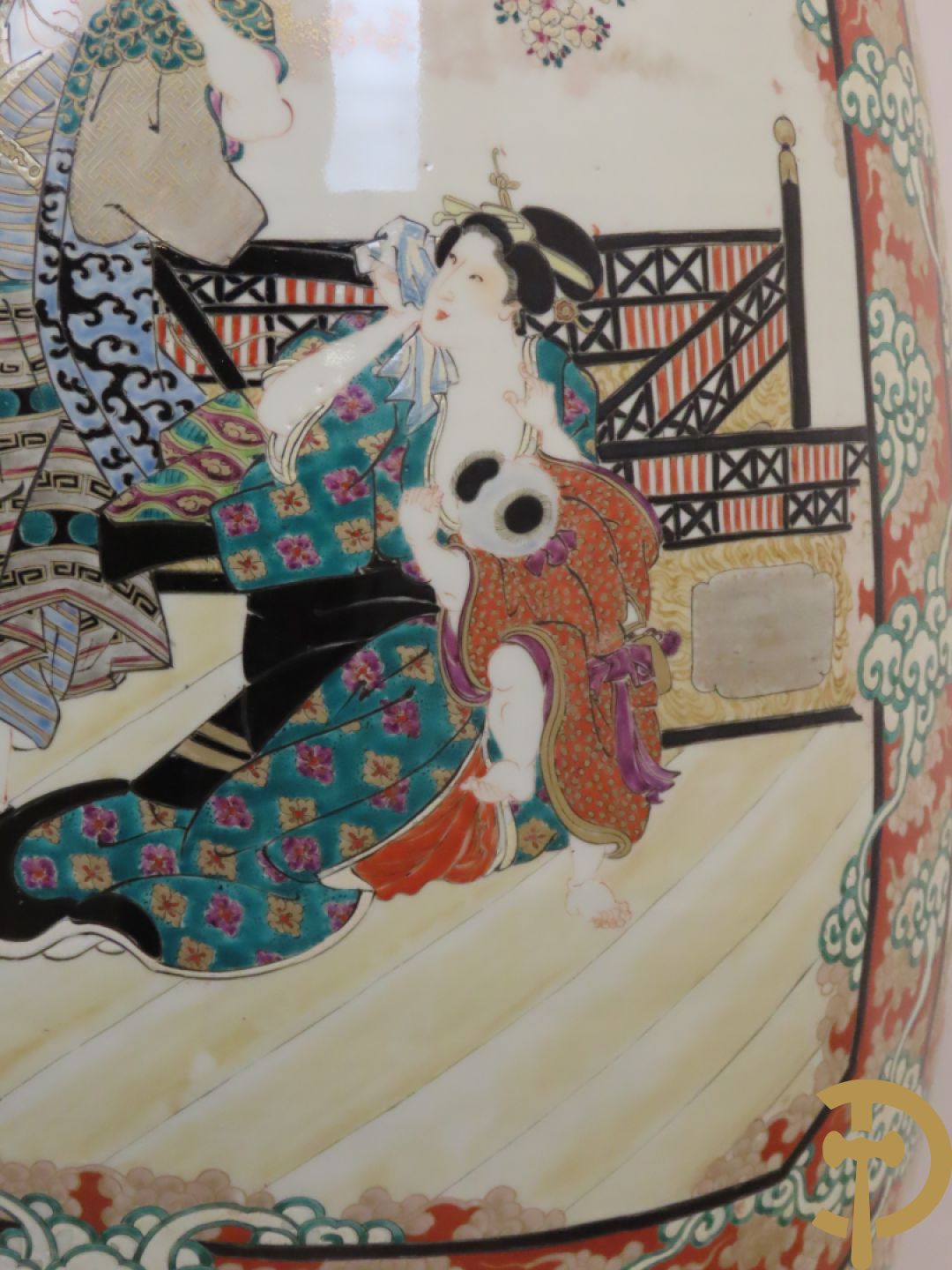 Japanse porseleinen waaiervaas met decor van geisha en krijger, bovenaan met florale motieven