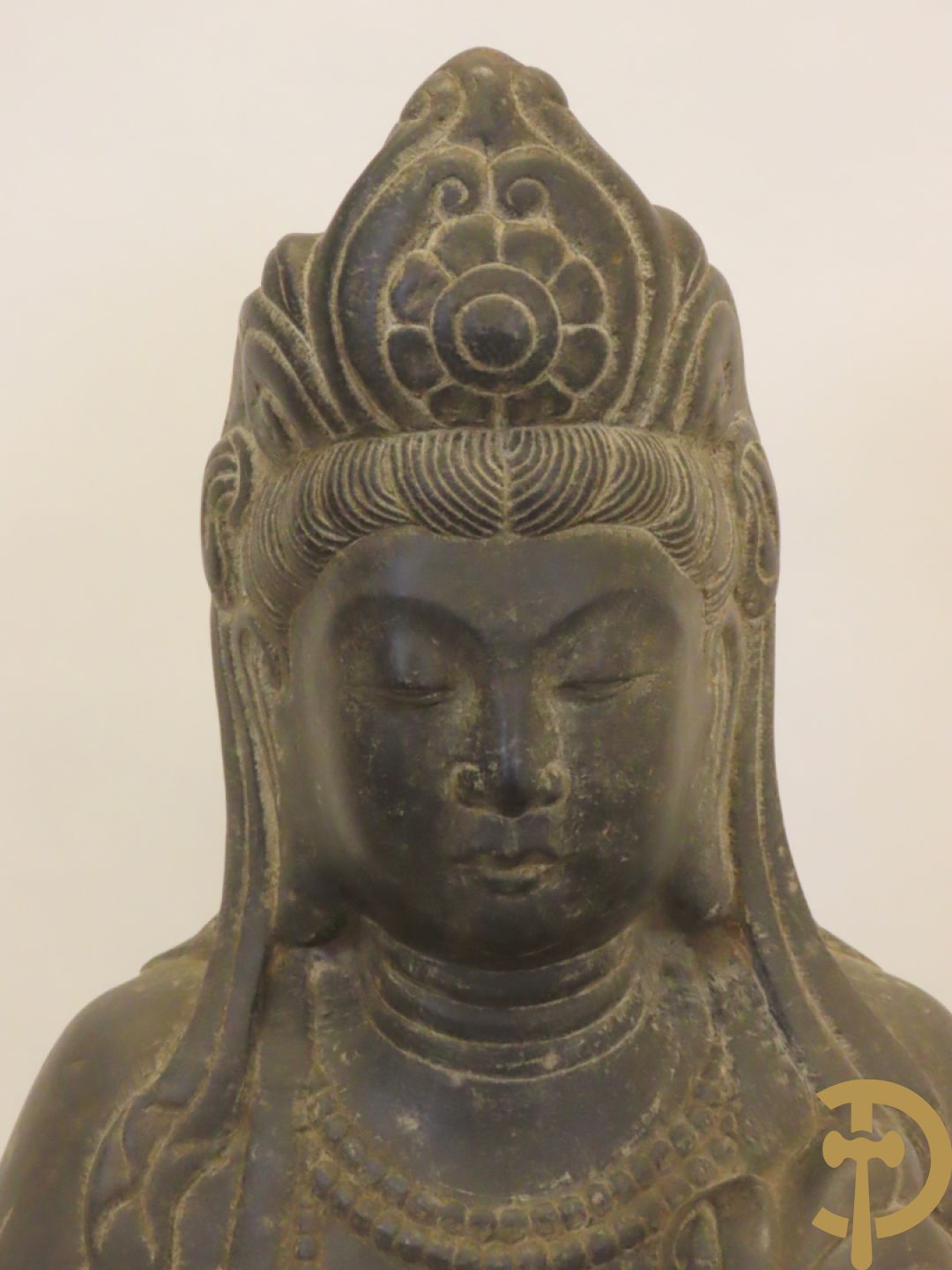 Aziatisch handgesculpteerd stenen beeld van een staande boedha