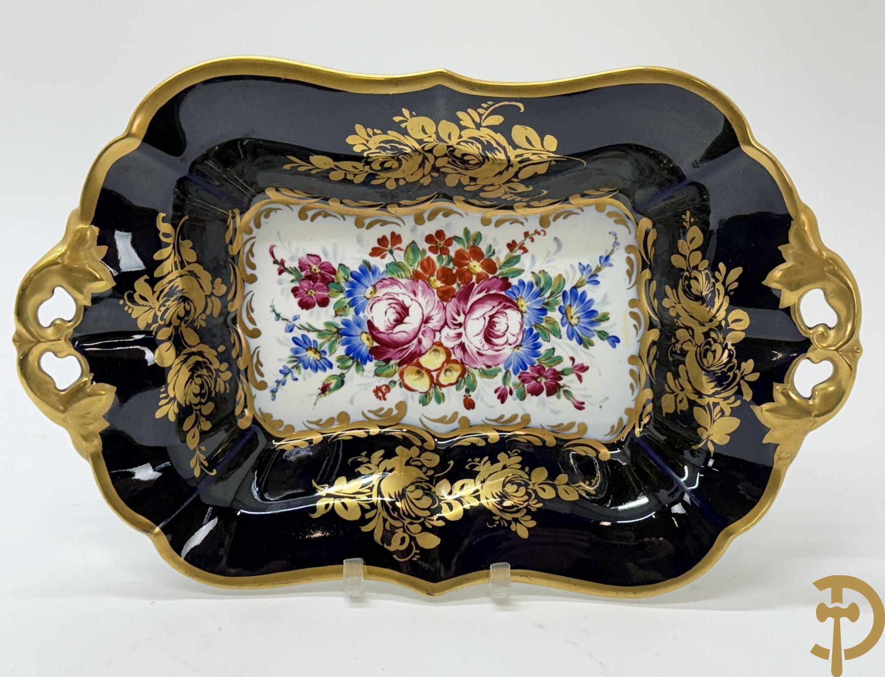 Sèvres stijl vaas met geanimeerde galante scène, zijdelings met paar bronzen armen + schaal met bloementafereel, Limoges stijl