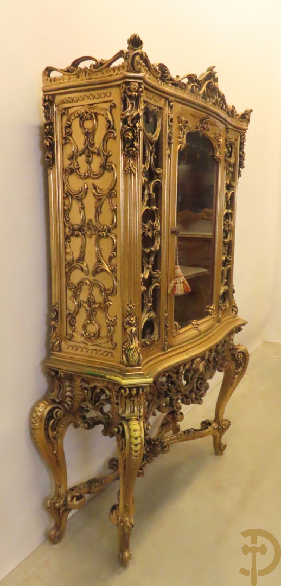 Uitzonderlijke vergulde Louis XV eetkamer bestaande uit vijfdeursdressoir met voluutvormige accanthusranken en rocailles, beschilderd met bloemenmotieven en centraal tafererel met hoornen des overvloeds + bijhorende spiegel vergulde tafel op voluutvormige poten met zes bijhorende stoelen + vitrine met accanthusranken en centrale deur, op voluutvormige poten