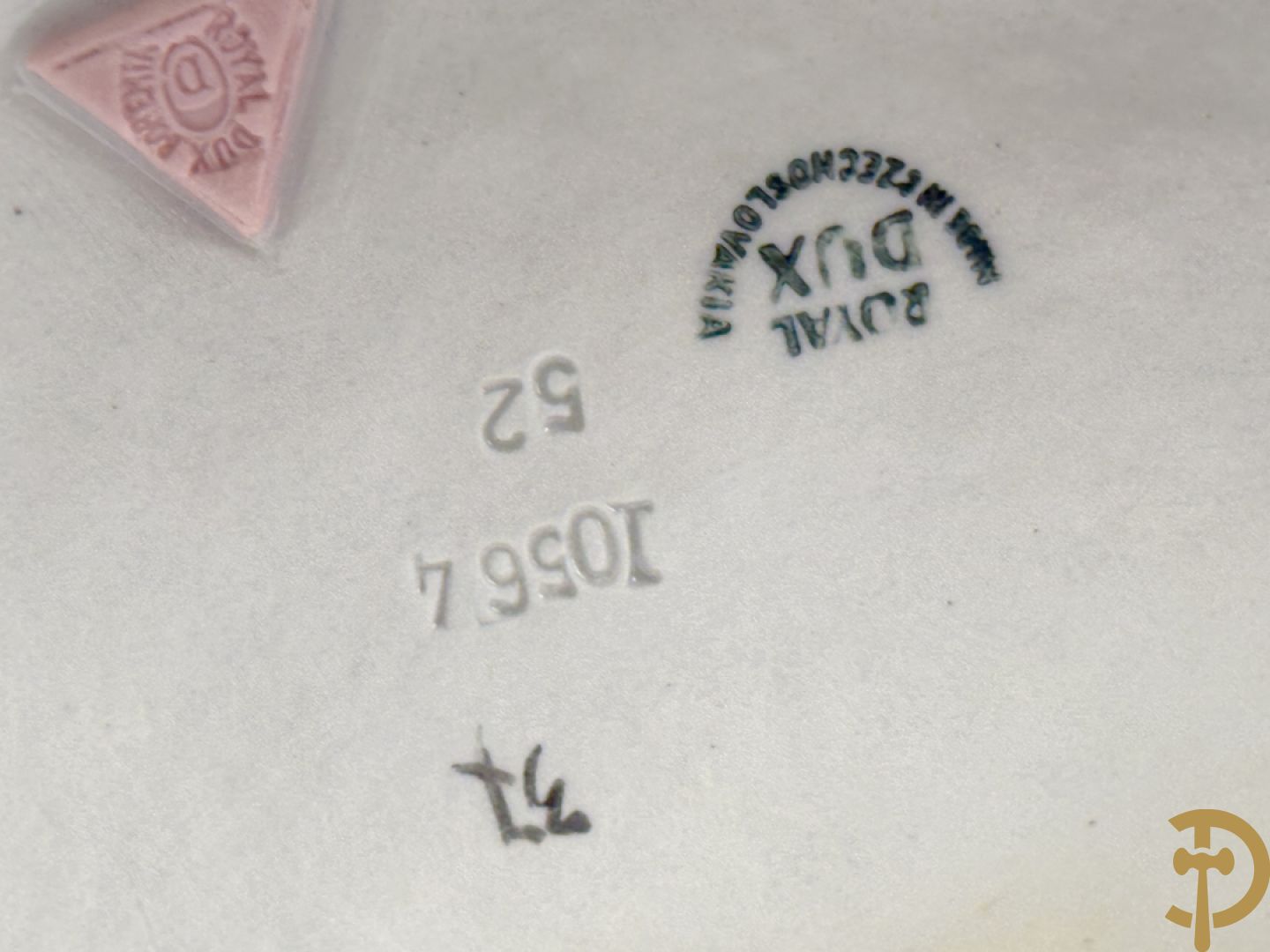 Paar Royal Dux beelden van koppel bij de waterbron, nummers 10563 en 10564