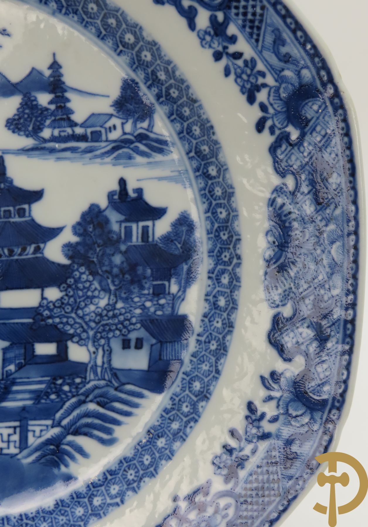 Vijf Chinese porseleinen bordjes met blauw/wit landschapsdecor met tempels