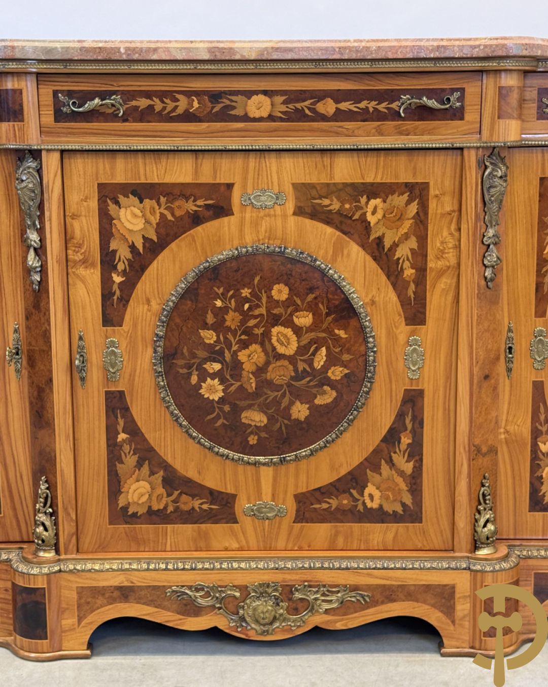 Notelaren driedeursdressoir met bloemenmarquetterie, bronsbeslag en marmeren blad