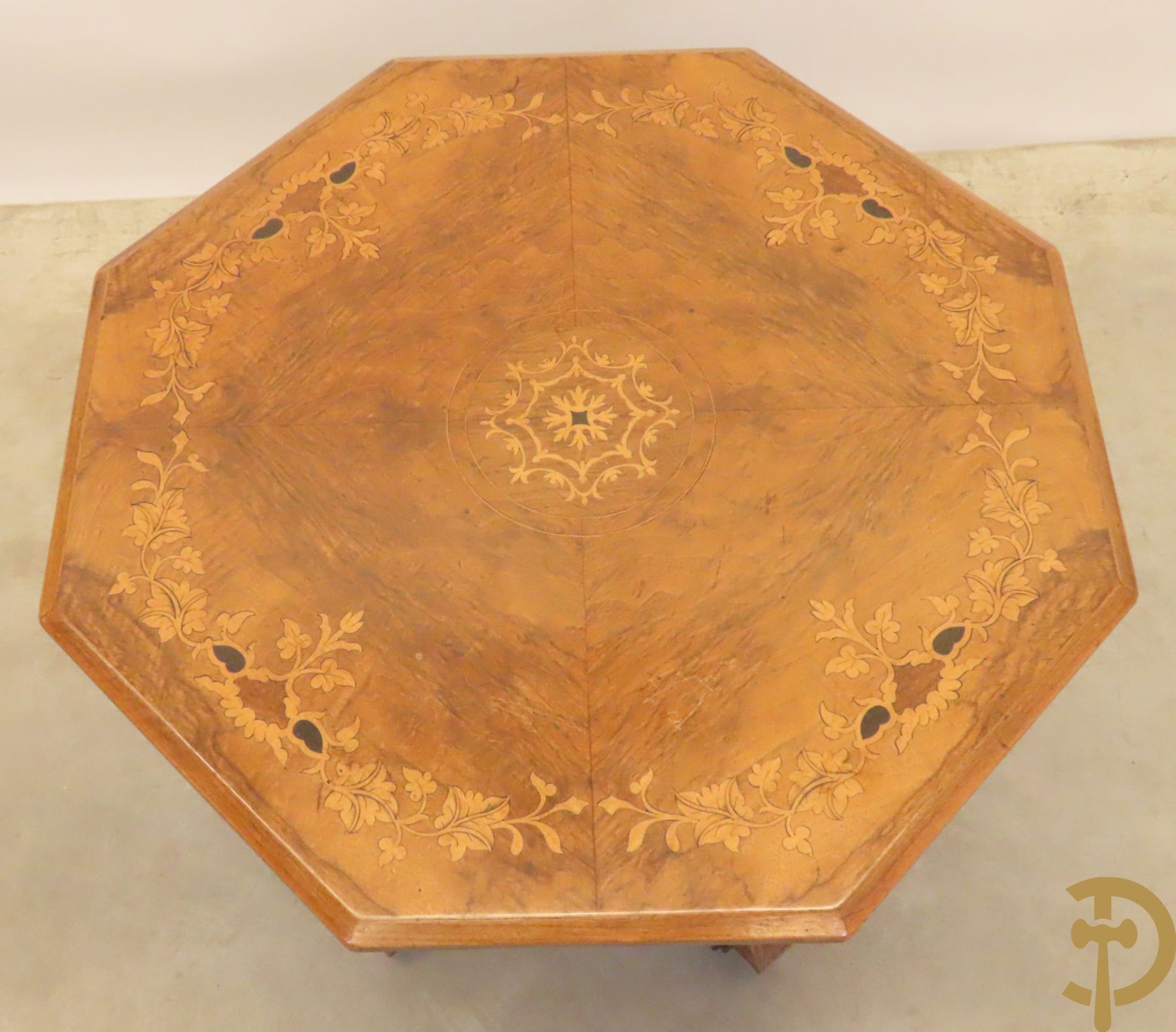 Achthoekige bijzettafel met marqueterie op vierpikkel