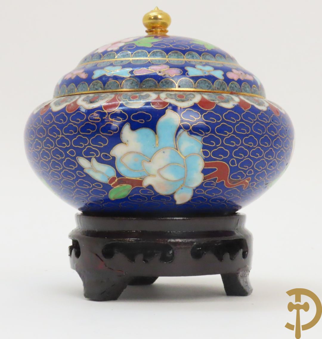 Potiche in cloisoné techniek met decor van draken en olifanten + blauwe cloisoné vaas met bloemendecor op sokkel + kleine cloisoné cachepot + cachepot met drakendecor